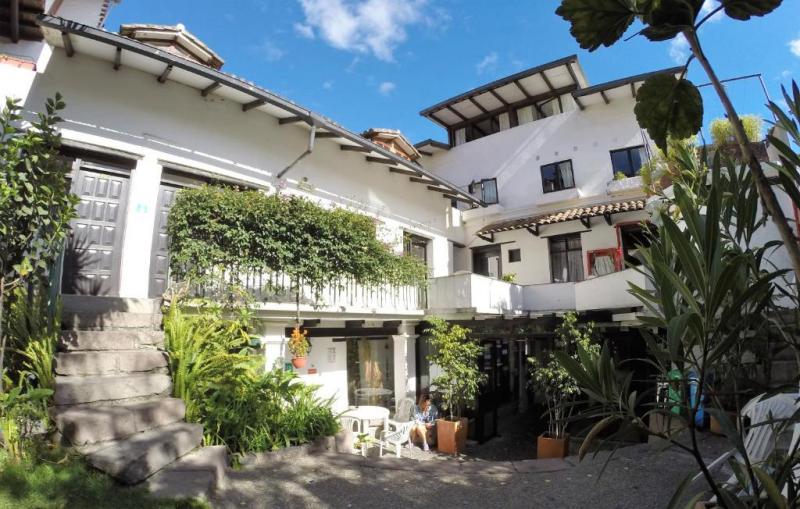 Hostal L'Auberge Inn