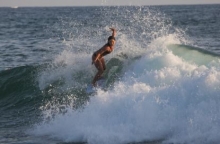 La Bahía, en Salinas, recibe a surfistas