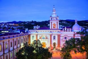 Imagen Fachada y plaza