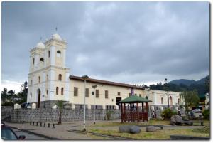 Imagen Iglesia y Parque Central de Gu