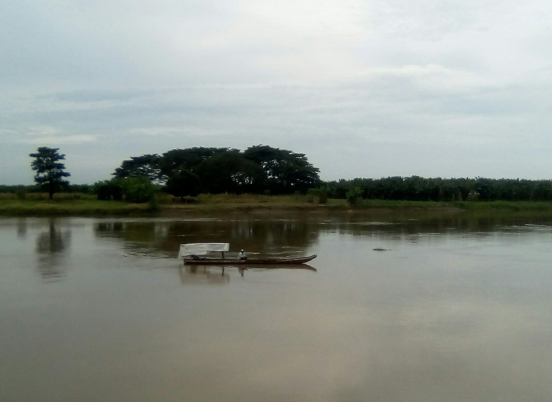 Lancha en el rio Daule
