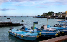 Foto de un atardecer en Puerto Ayora, Galápagos. Al caer la tarde los pescadores regresan, los yates se detienen, los turistas descansan.