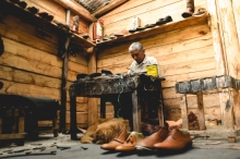 zapateria por don julio de 70 años, que lleva en su ofico mas de 50 años, brinda su arte hasta el dia de hoy. (chordeleg (azuay)