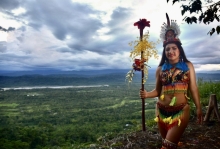 La belleza de la mujer amazónica conjuga armoniosamente con el paisaje del mirador paz yaku, en su mano lleva orquídeas signo de nuestra biodiversidad .