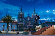 Esta fotografía fue tomada en el parque de Baños fuera de la iglesia 📸