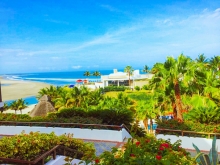 Lugar ideal por sus cálidas aguas y sus exóticas playas de arena negra.